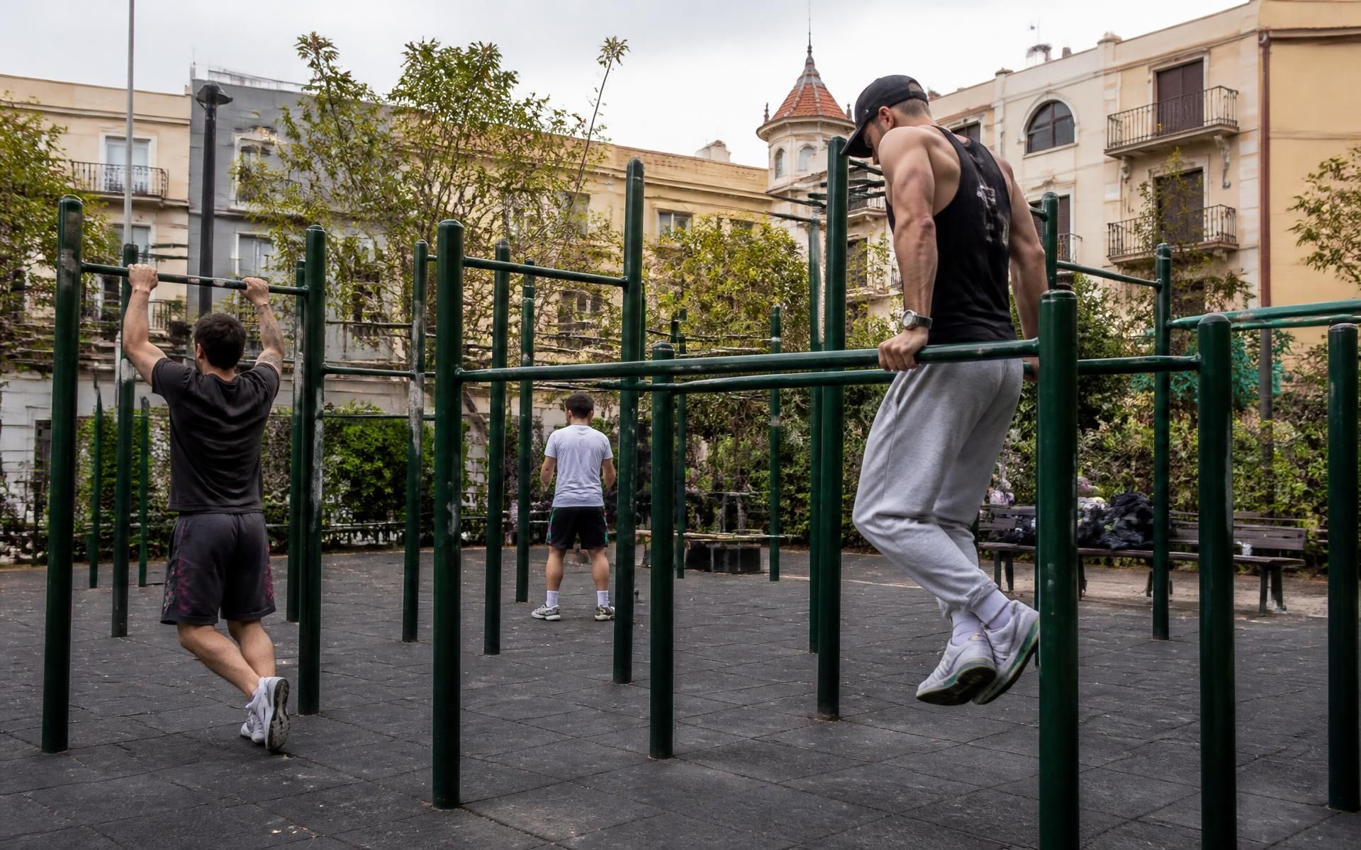 Parque de calistenia exterior con estructuras metálicas verdes