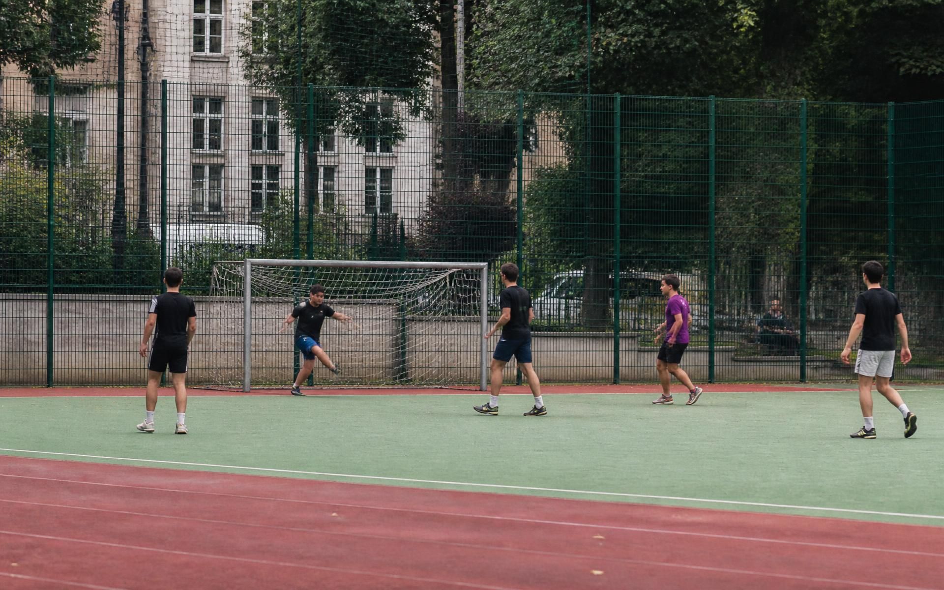 Pista polideportiva urbana con portería y canasta en acero verde