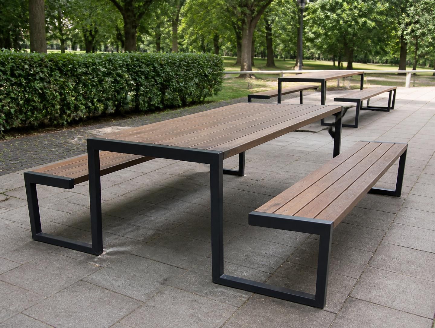 Mesa de picnic urbana de madera y acero verde en un parque