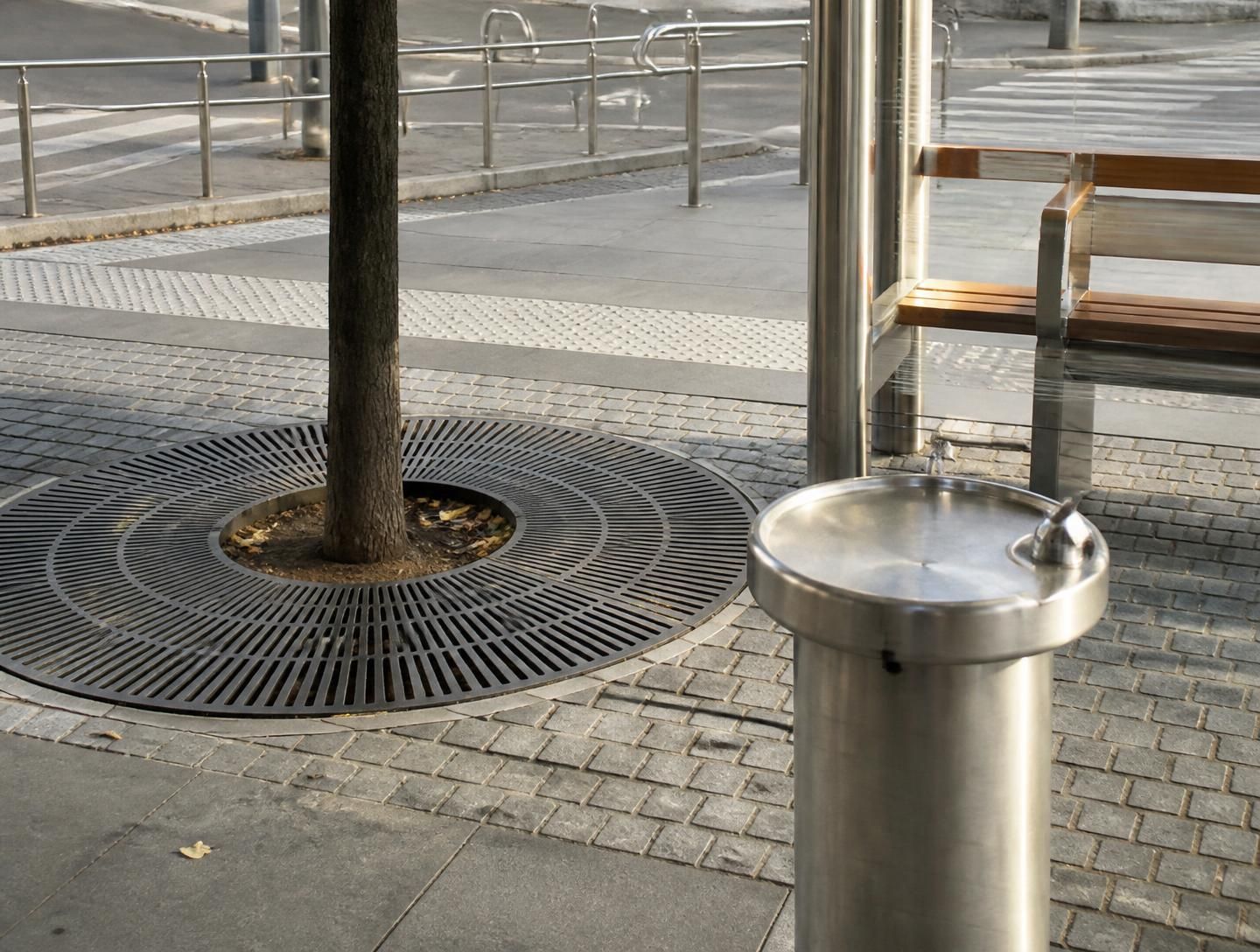 Fuente urbana de acero verde en un parque público