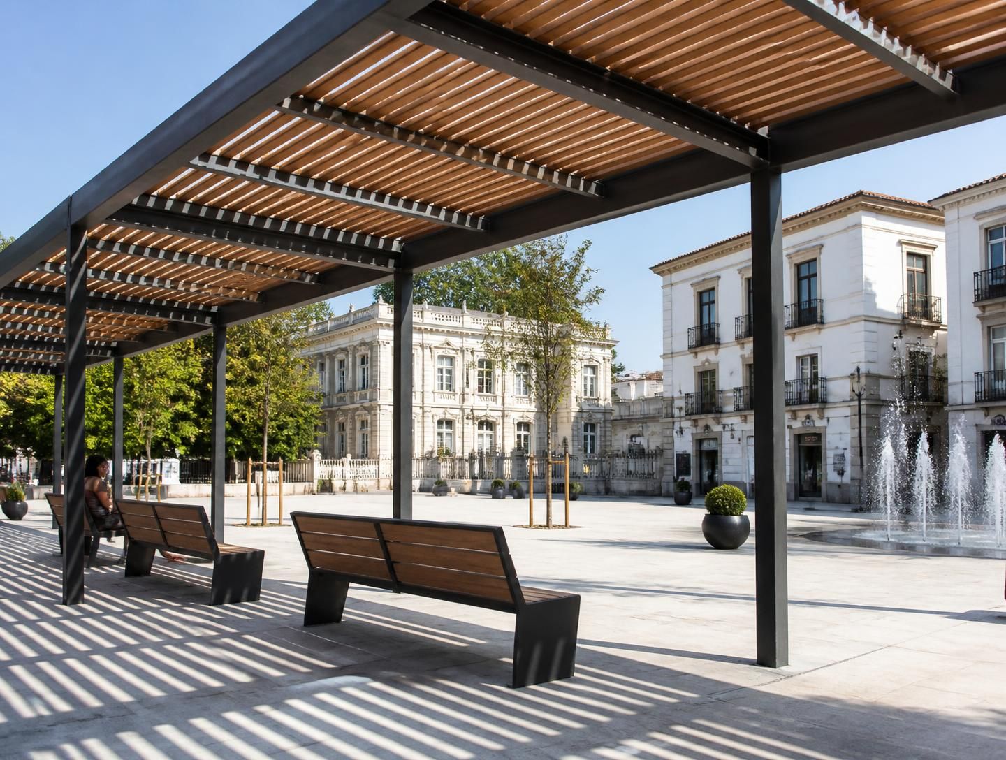 Pérgola de acero y madera dando sombra en una plaza pública