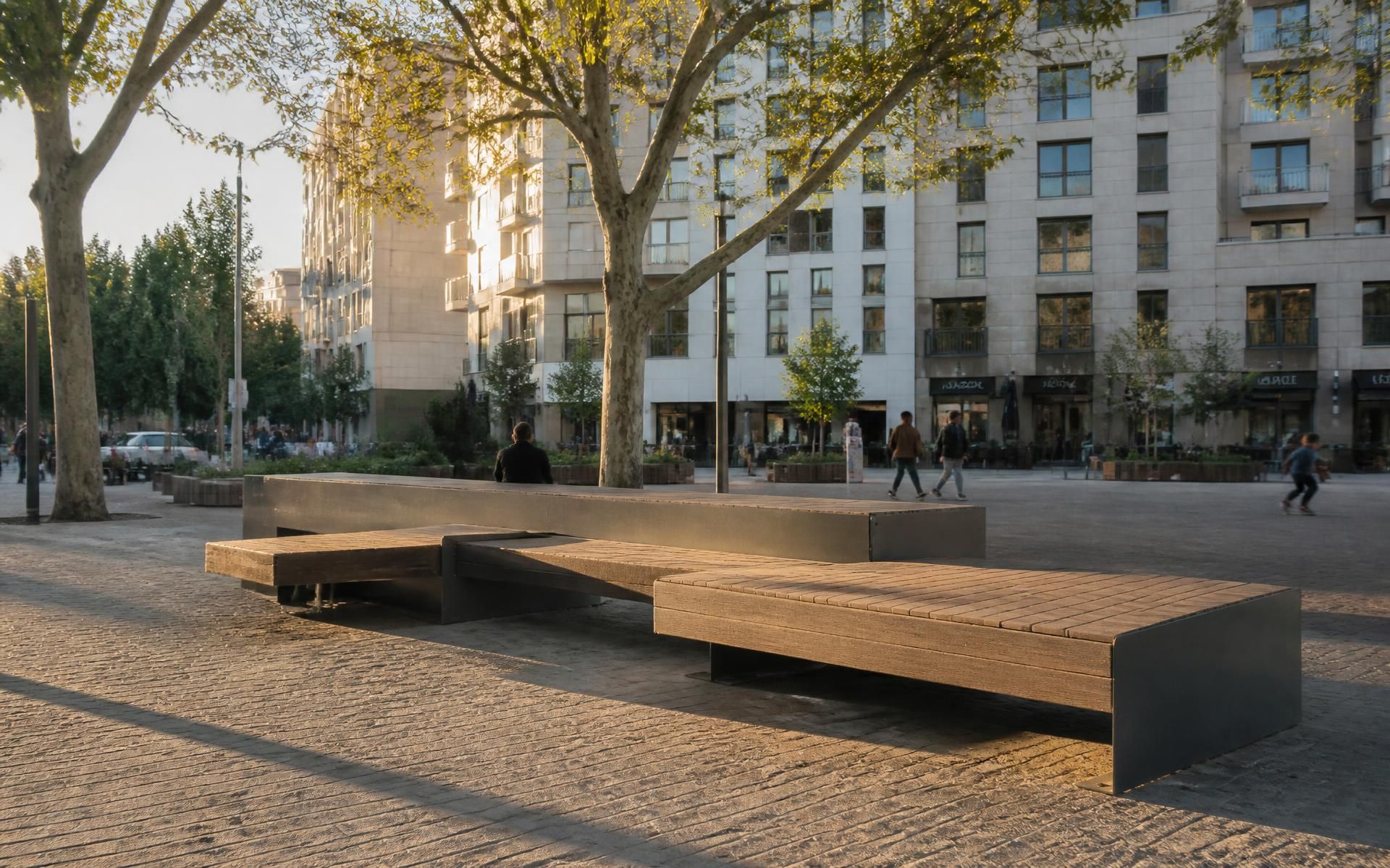 Plaza pública europea contemporánea con bancos urbanos y arbolado